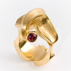 Elephant ring, 750 gold, red spinel