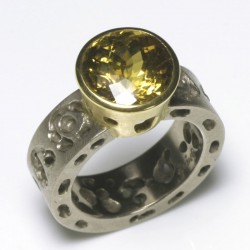  Ring, 750 white gold and yellow gold, chrysoberyl